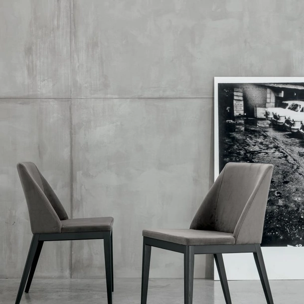 Sedia Atlas in tessuto con struttura in laccato poro aperto antracite di Tomasella