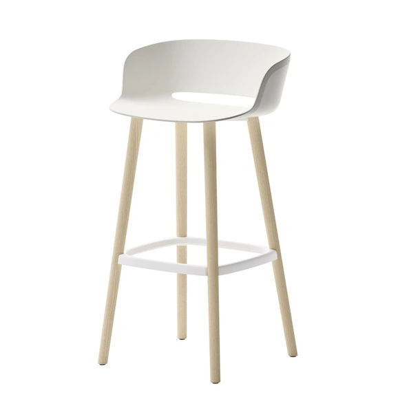 Sgabello Babila in tecnopolimero con struttura in legno di Veneta Cucine