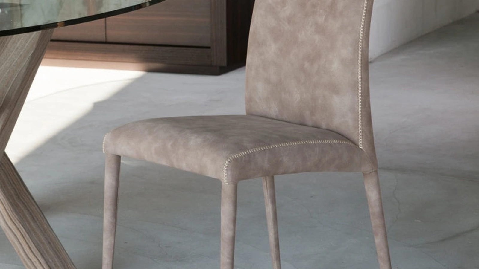 Sedia Bruna Flex completamente rivestita in pelle di Riflessi