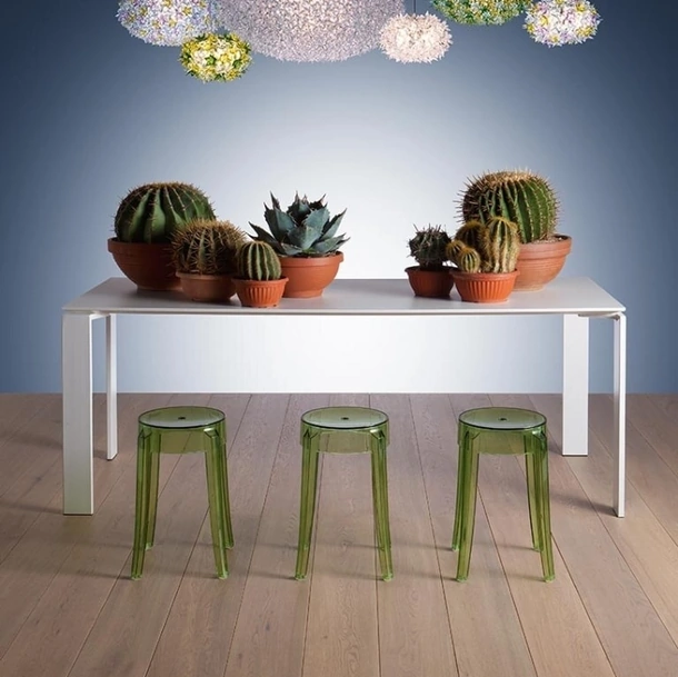 Sgabello impilabile Charles Ghost Stool in policarbonato di Kartell