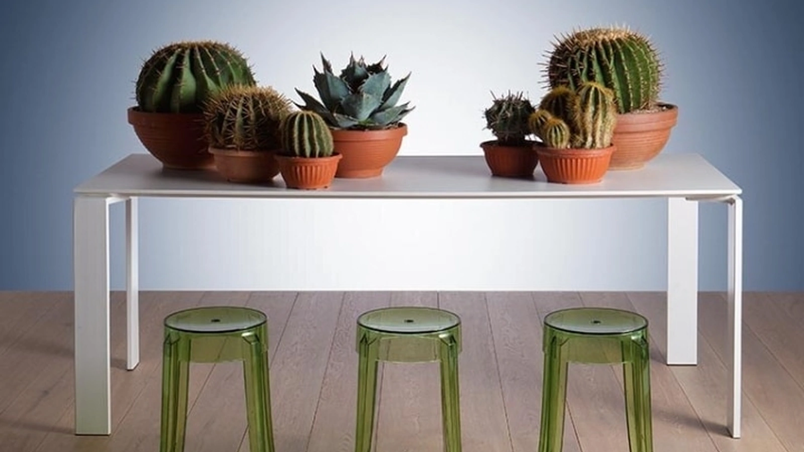 Sgabello impilabile Charles Ghost Stool in policarbonato di Kartell