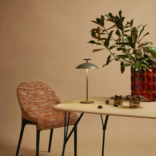 Sedia Eleganza Ela in plastica rivestita in tessuto senza braccioli di Kartell