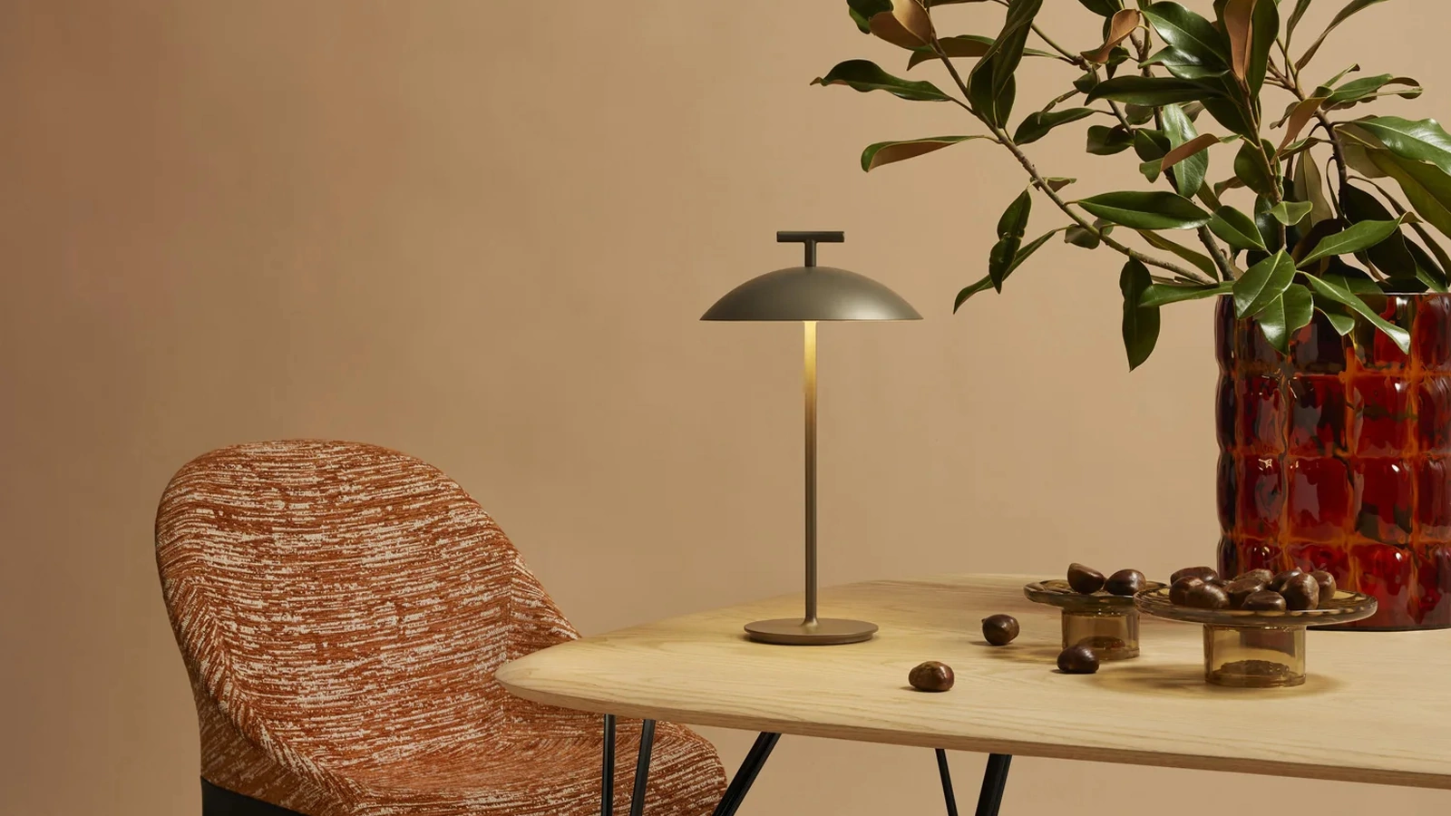 Sedia Eleganza Ela in plastica rivestita in tessuto senza braccioli di Kartell