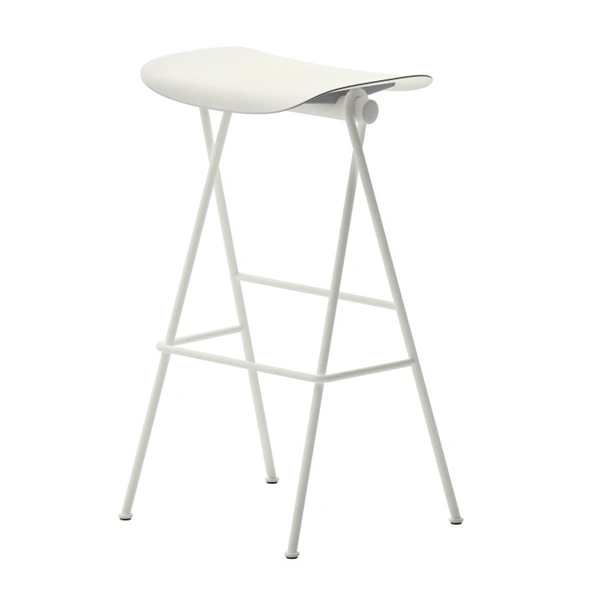 Sgabello Flip con seduta in polipropilene con struttura in metallo di Veneta Cucine
