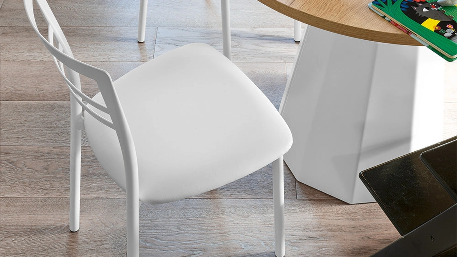 Sedia Go! in metallo ed ecopelle di Connubia