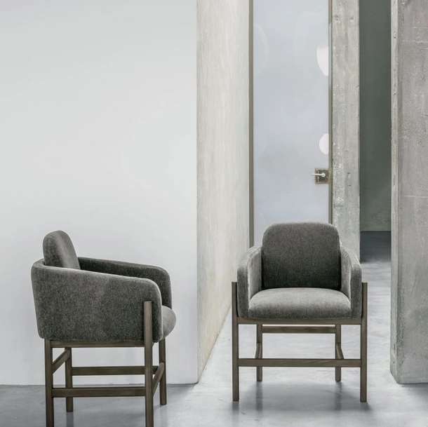 Sedia Hood in tessuto imbottito con struttura in legno rovere moka di Tomasella