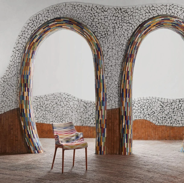 Sedia Eleganza Nia in plastica rivestita in tessuto con braccioli di Kartell