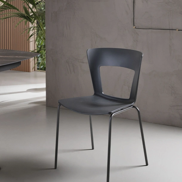 Sedia impilabile con scocca realizzata in tecnopolimero plastico Lilia di Riflessi