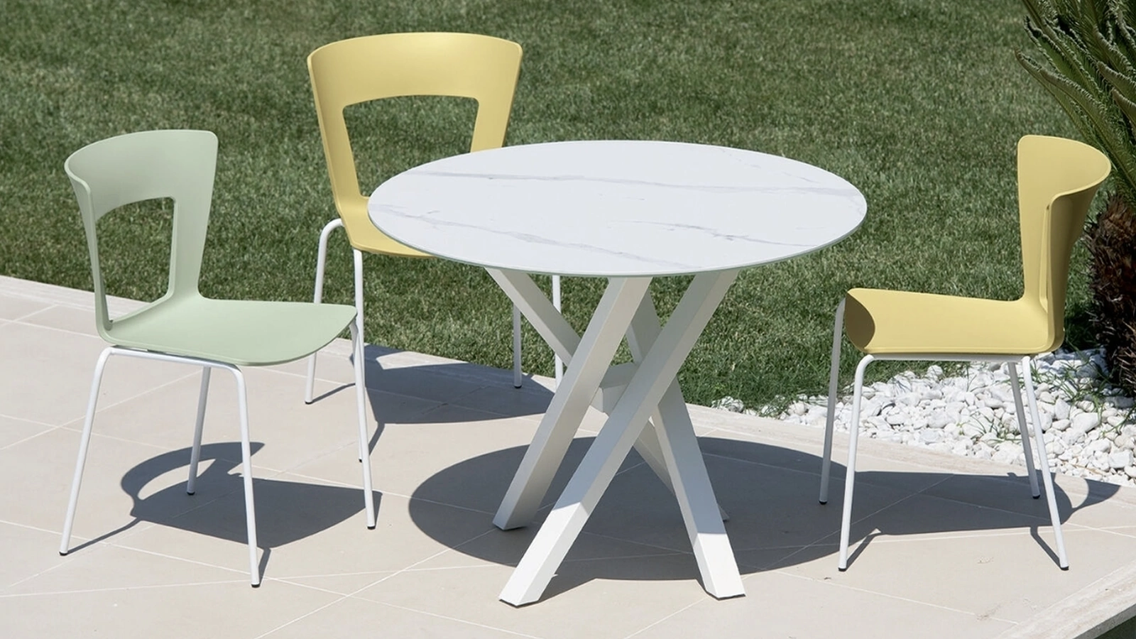 Sedia impilabile con scocca realizzata in tecnopolimero plastico Lilia di Riflessi