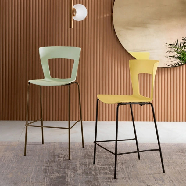 Sgabello Lilia con scocca realizzata in tecnopolimero plastico di Riflessi