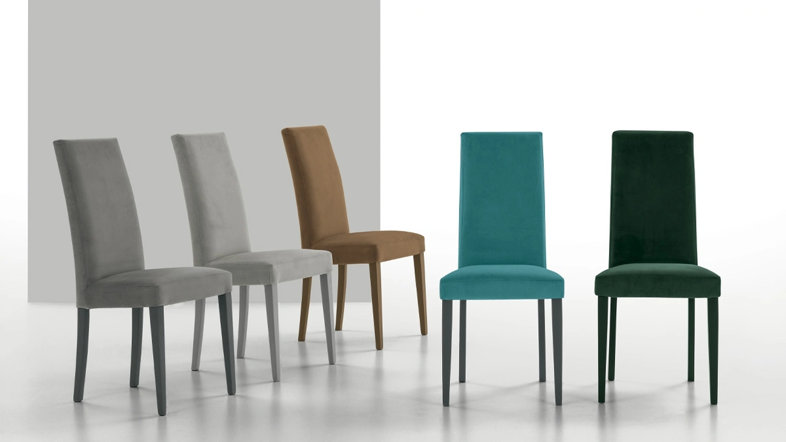 Sedia Lugano in morbida microfibra e struttura in legno verniciato di Target Point