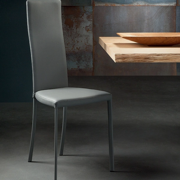 Sedia Luna Flex con schienale alto rivestita in pelle di Riflessi