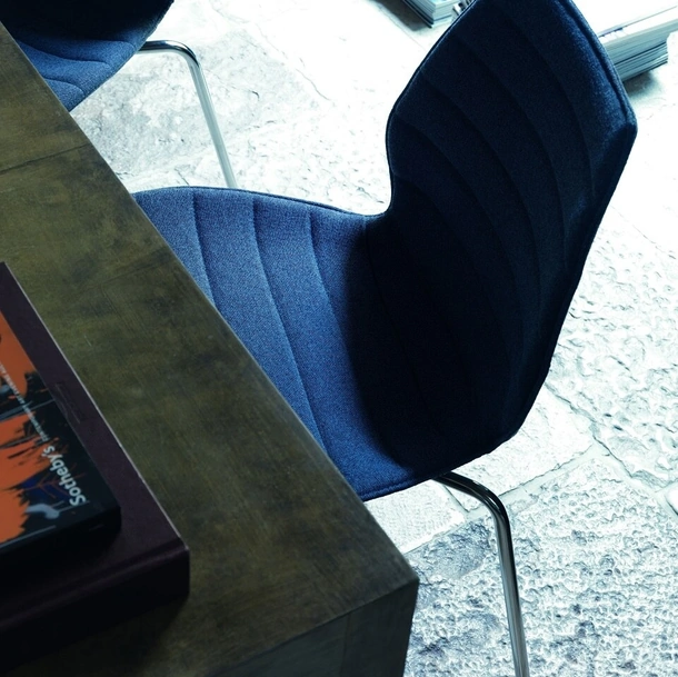 Sedia impilabile Maui Soft in tessuto con gambe in acciaio di Kartell