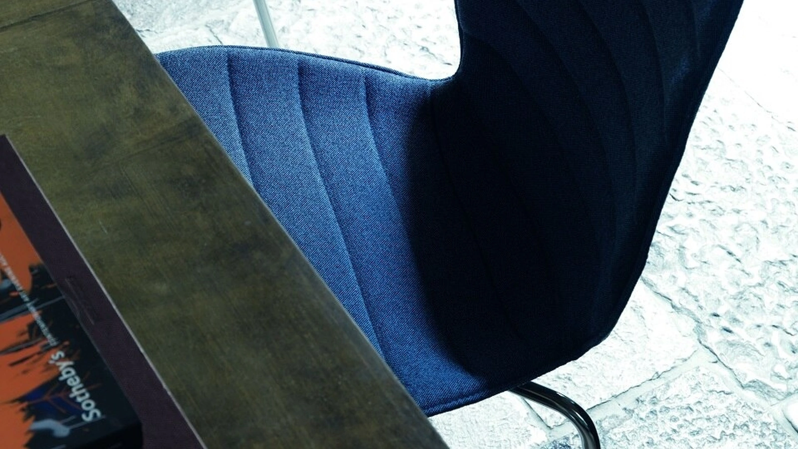 Sedia impilabile Maui Soft in tessuto con gambe in acciaio di Kartell