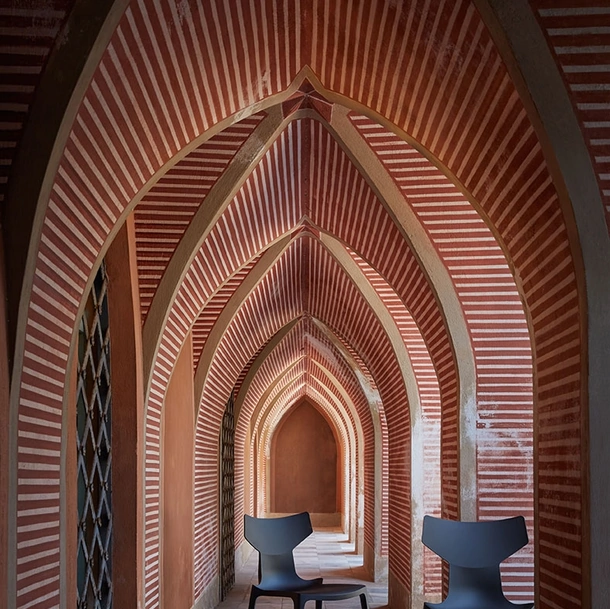 Sedia impilabile Re Chair tecnopolimero termoplastico riciclato con carica minerale di Kartell