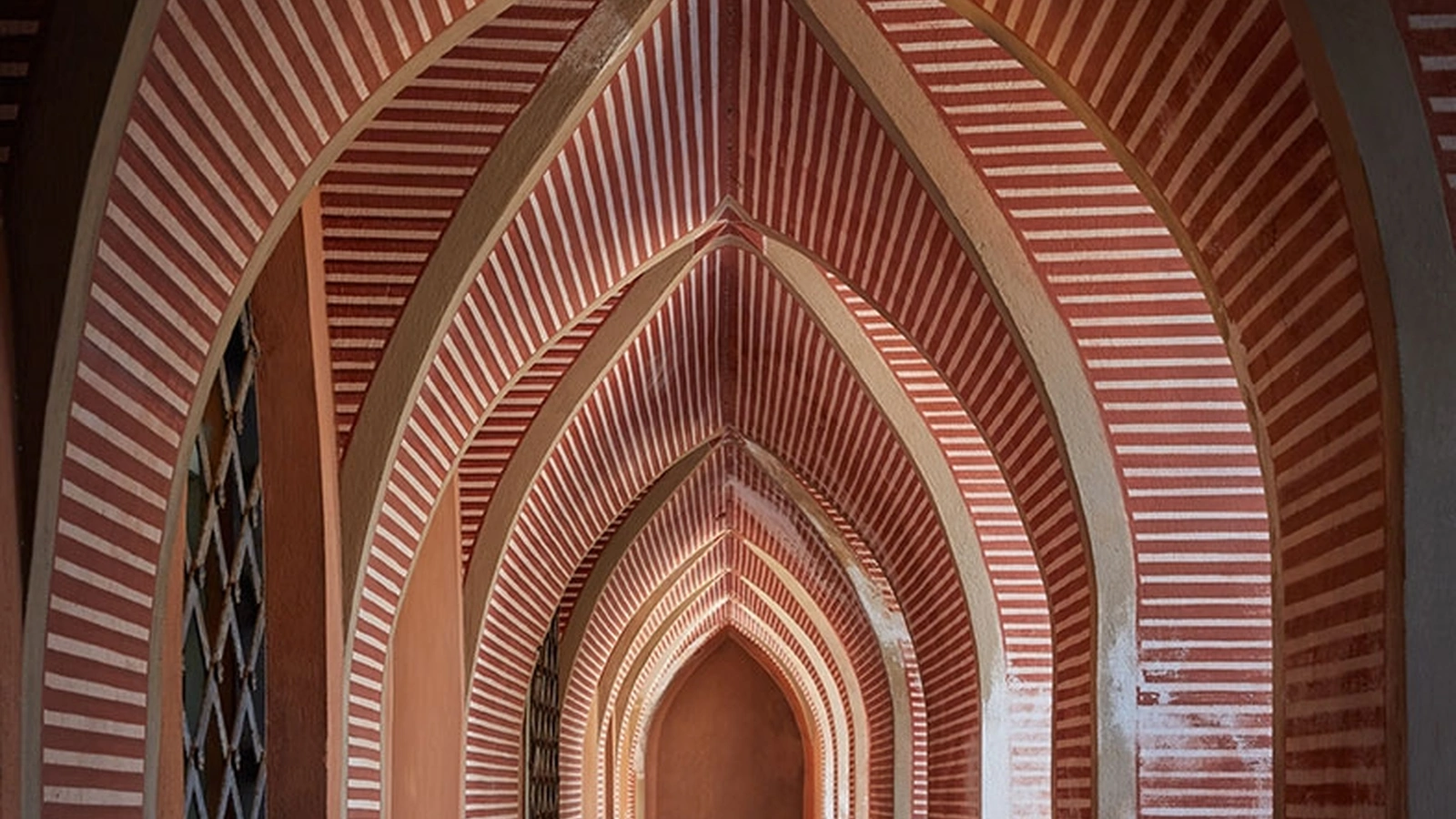 Sedia impilabile Re Chair tecnopolimero termoplastico riciclato con carica minerale di Kartell