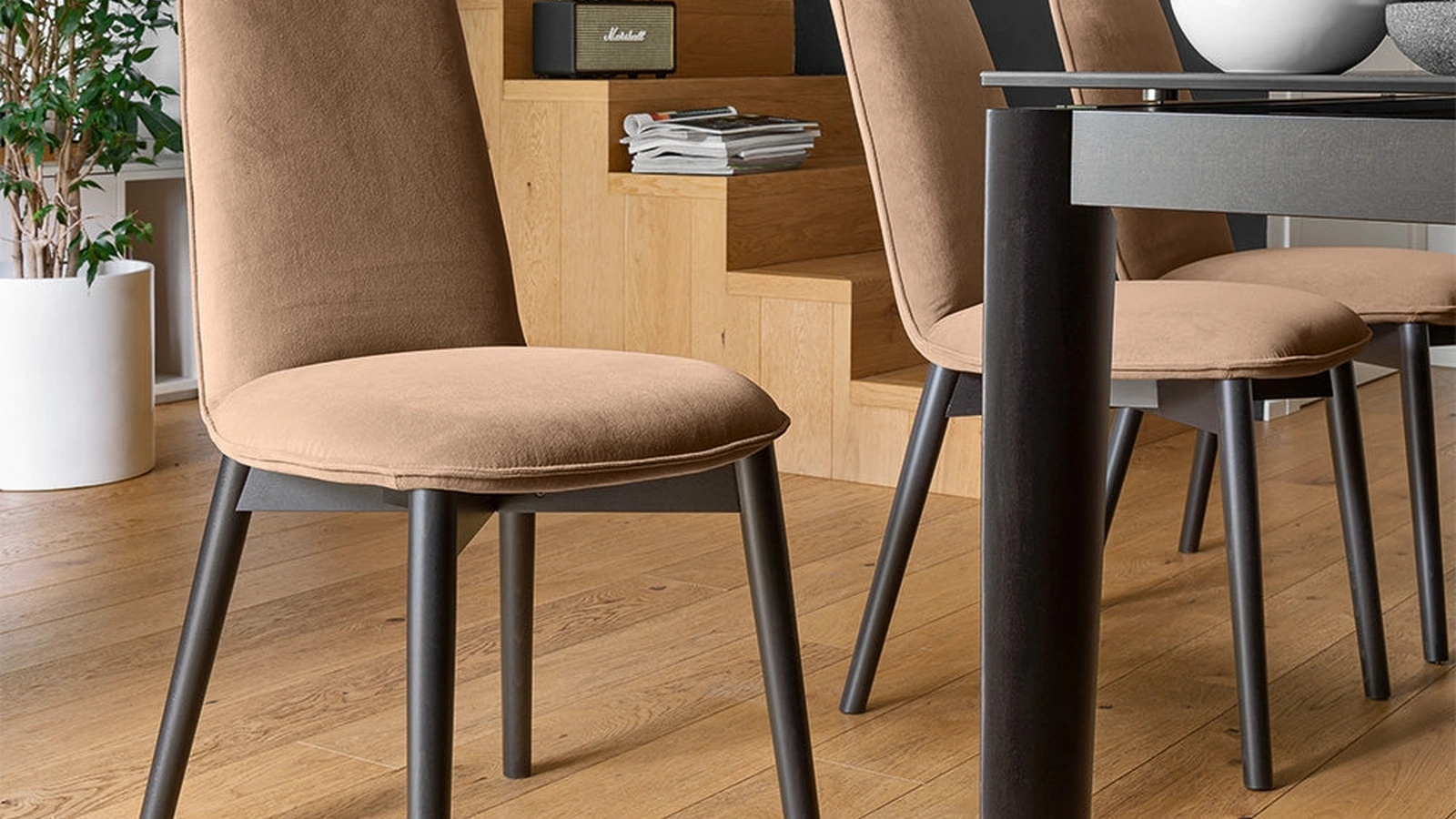 Sedia in tessuto imbottito Riley di Connubia