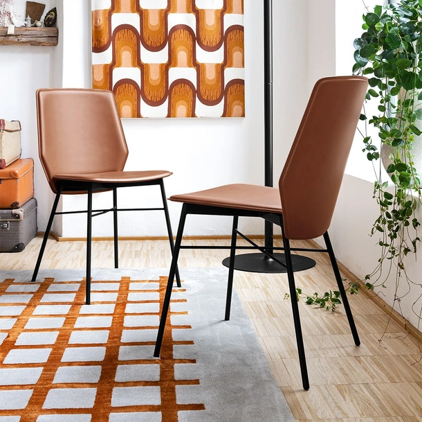 Sedia in cuoio con gambe in metallo Sibilla di Connubia