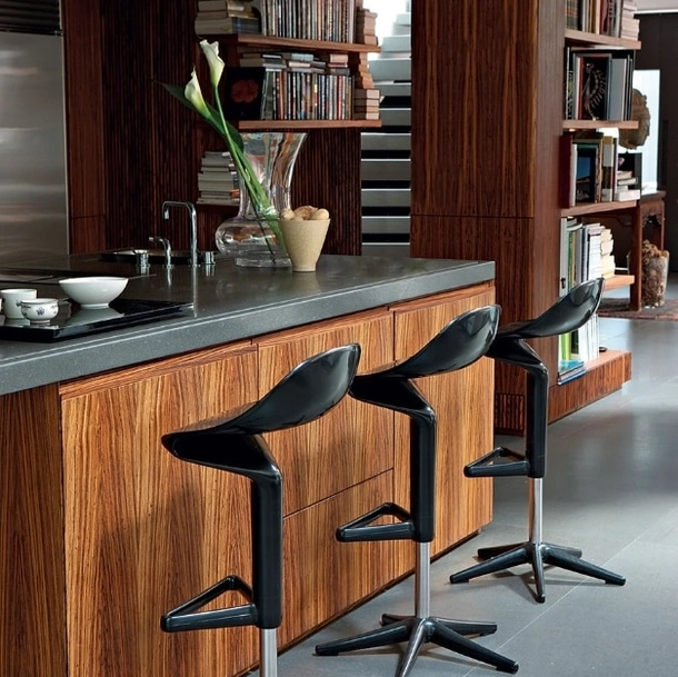 Sgabello Spoon Stool in polipropilene Nero di Kartell