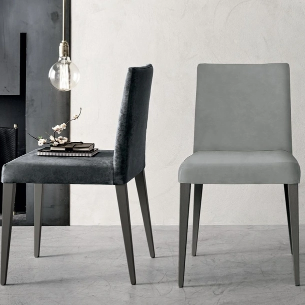 Sedia Tiffany in ecopelle o tessuto con struttura in laccato poro aperto di Tomasella