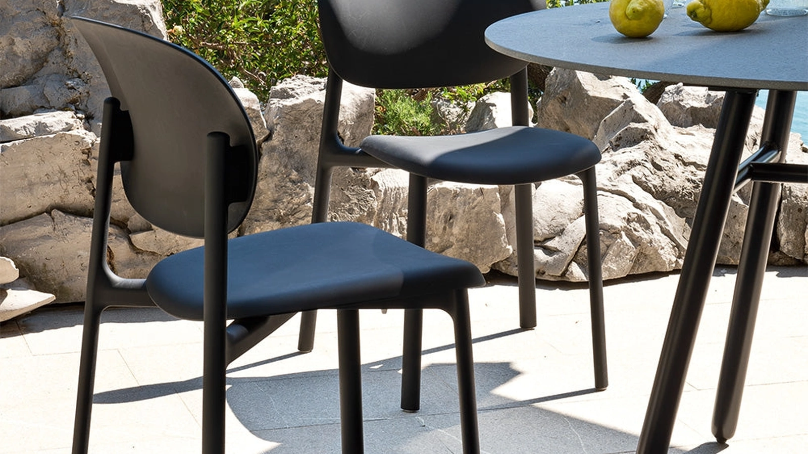 Sedia impilabile in polipropilene riciclato Zero di Connubia