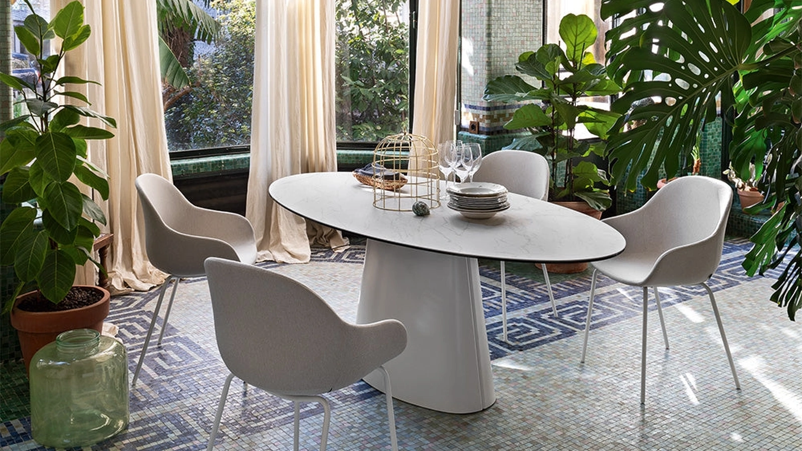 Tavolo fisso con piano ovale in ceramica e base monolitica in lamiera curvata Ellisse di Connubia