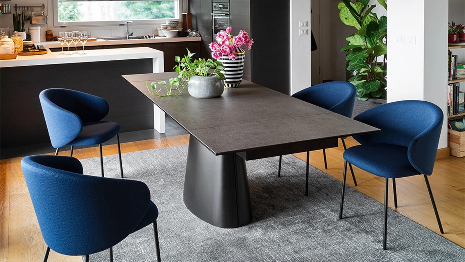 Tavolo Ellisse con top in ceramica e base monolitica in lamiera di Connubia