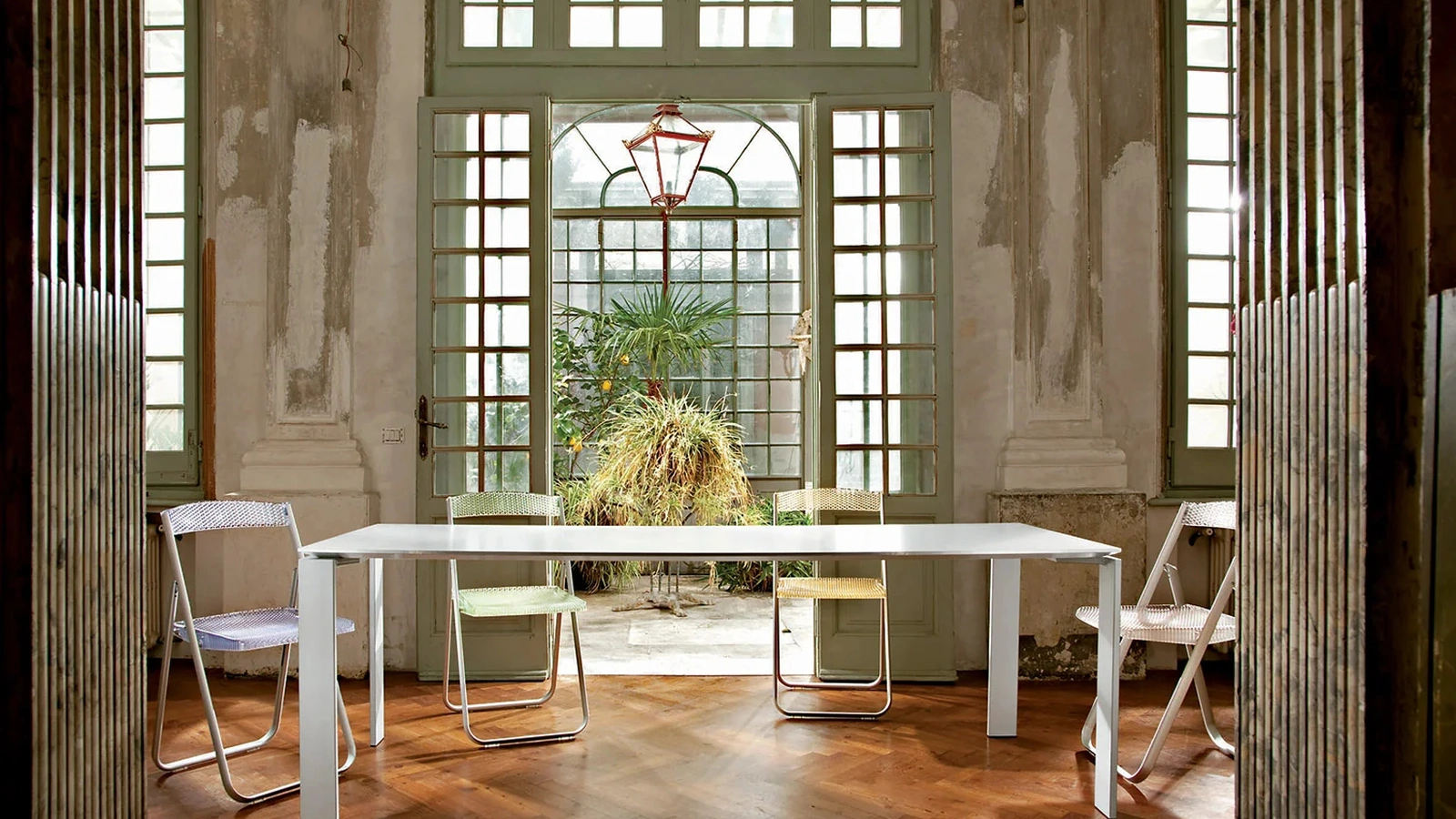 Tavolo Four Soft Touch con top in laminato e gambe in acciaio verniciato di Kartell