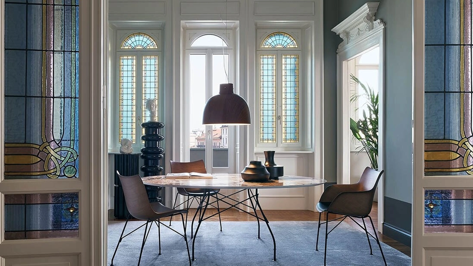 Tavolo rotondo Glossy con top in gres finitura marmo di Kartell