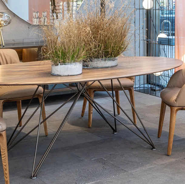 Tavolo Pegaso con top in legno di Riflessi