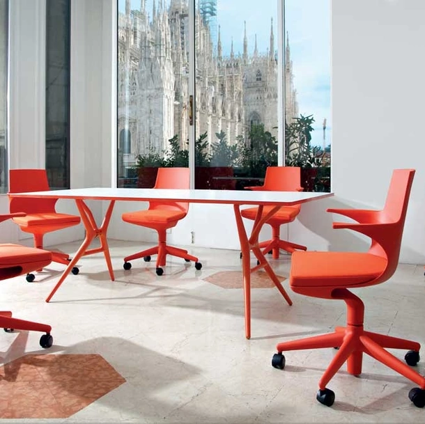 Tavolo Spoon con top in laminato e base in polipropilene di Kartell