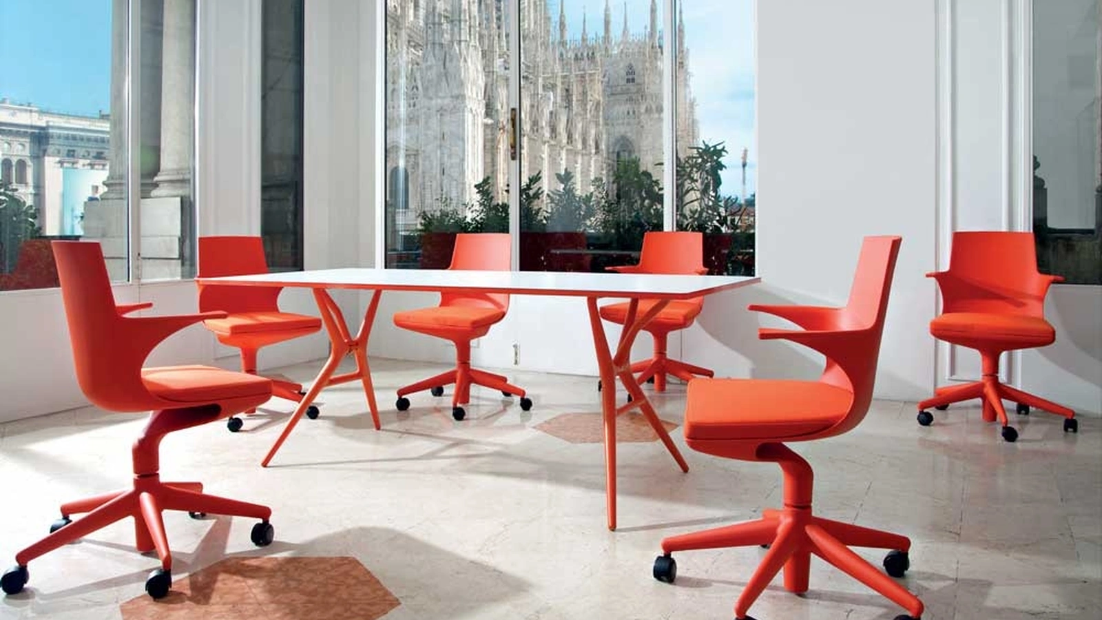 Tavolo Spoon con top in laminato e base in polipropilene di Kartell