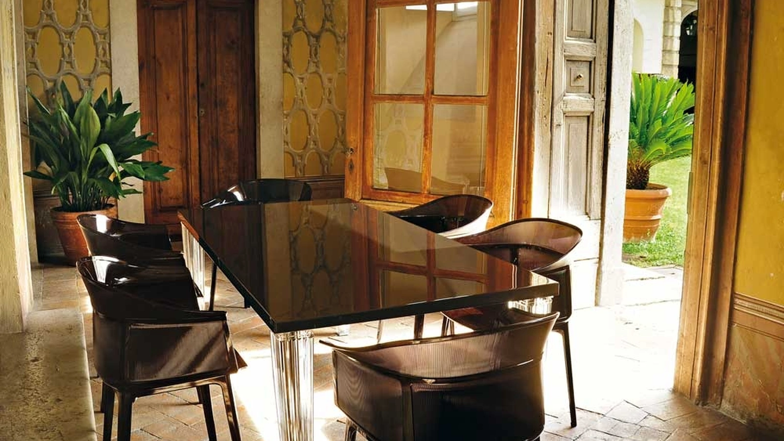 Tavolo Top Top con piano in vetro e base in plexiglas di Kartell