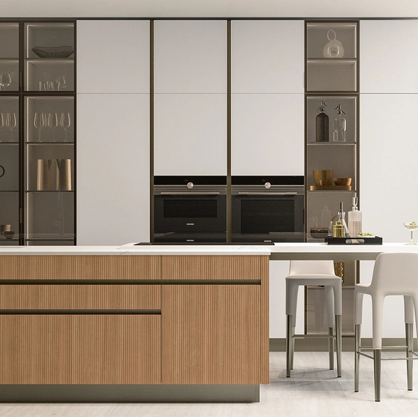Cucina Moderna Iconica 10 in Canneté Noce Chiaro e Vetro Bianco Puro di Veneta Cucine