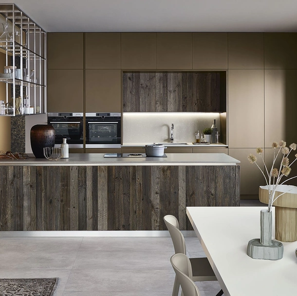 Cucina Moderna Lounge 09 in laccato metallo liquido Bronzo con isola in Abete ossidato di Veneta Cucine