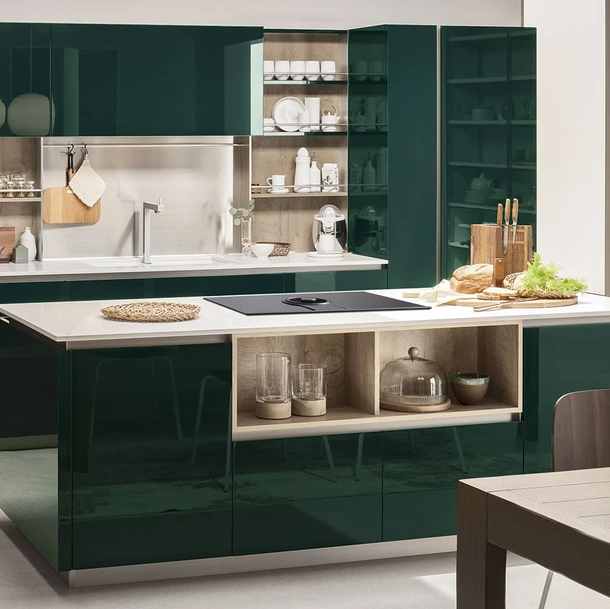 Cucina Moderna con isola Lounge 13 in laccato lucido Verde Alpi di Veneta Cucine
