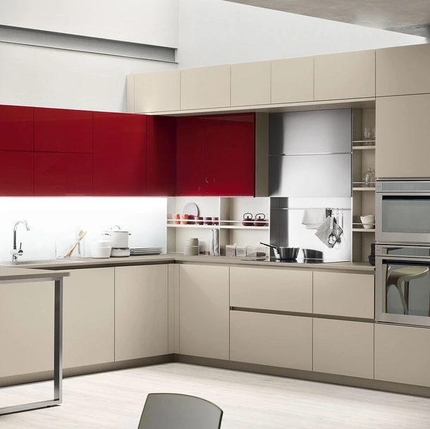 Cucina Moderna con penisola Lounge 14 in laccato Beige Ecru e Rosso Veneziano di Veneta Cucine
