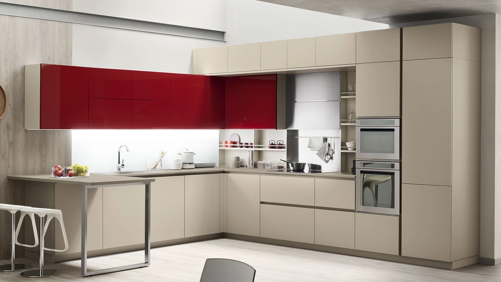 Cucina Moderna con penisola Lounge 14 in laccato Beige Ecru e Rosso Veneziano di Veneta Cucine
