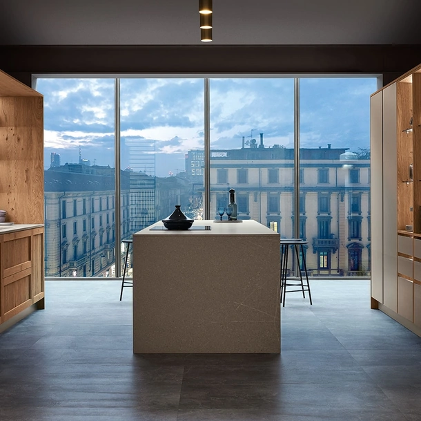 Cucina Moderna Milano 08 con isola in laccato Beige e Rovere Nodoso chiaro di Veneta Cucine