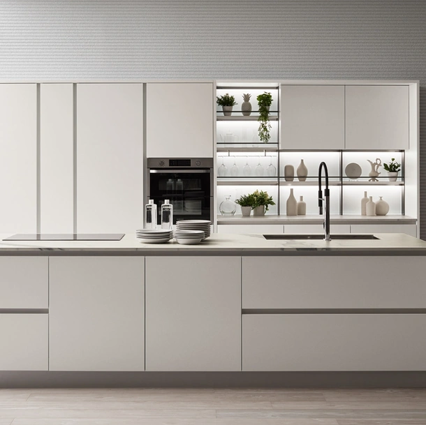 Cucina Moderna Oyster 02 con isola in laccato opaco Bianco Puro di Veneta Cucine