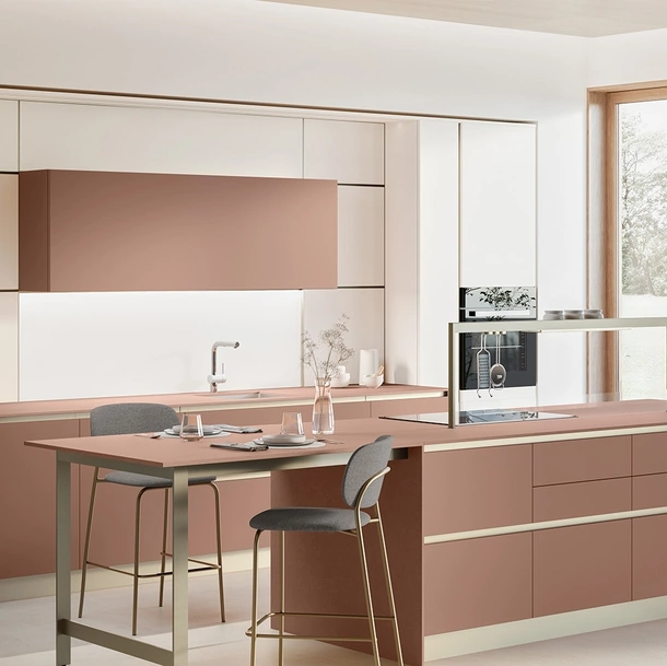 Cucina Moderna con isola Oyster 03 in laccato Rosso Etrusco e Beige Grain Dek di Veneta Cucine