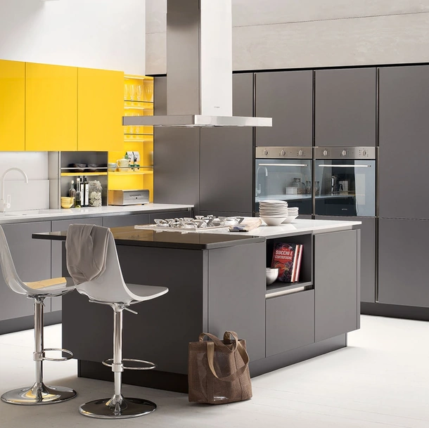 Cucina Moderna con isola Oyster 06 in laccato opaco Grigio e laccato lucido Giallo di Veneta Cucine