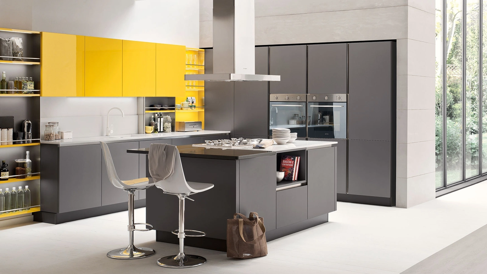 Cucina Moderna con isola Oyster 06 in laccato opaco Grigio e laccato lucido Giallo di Veneta Cucine