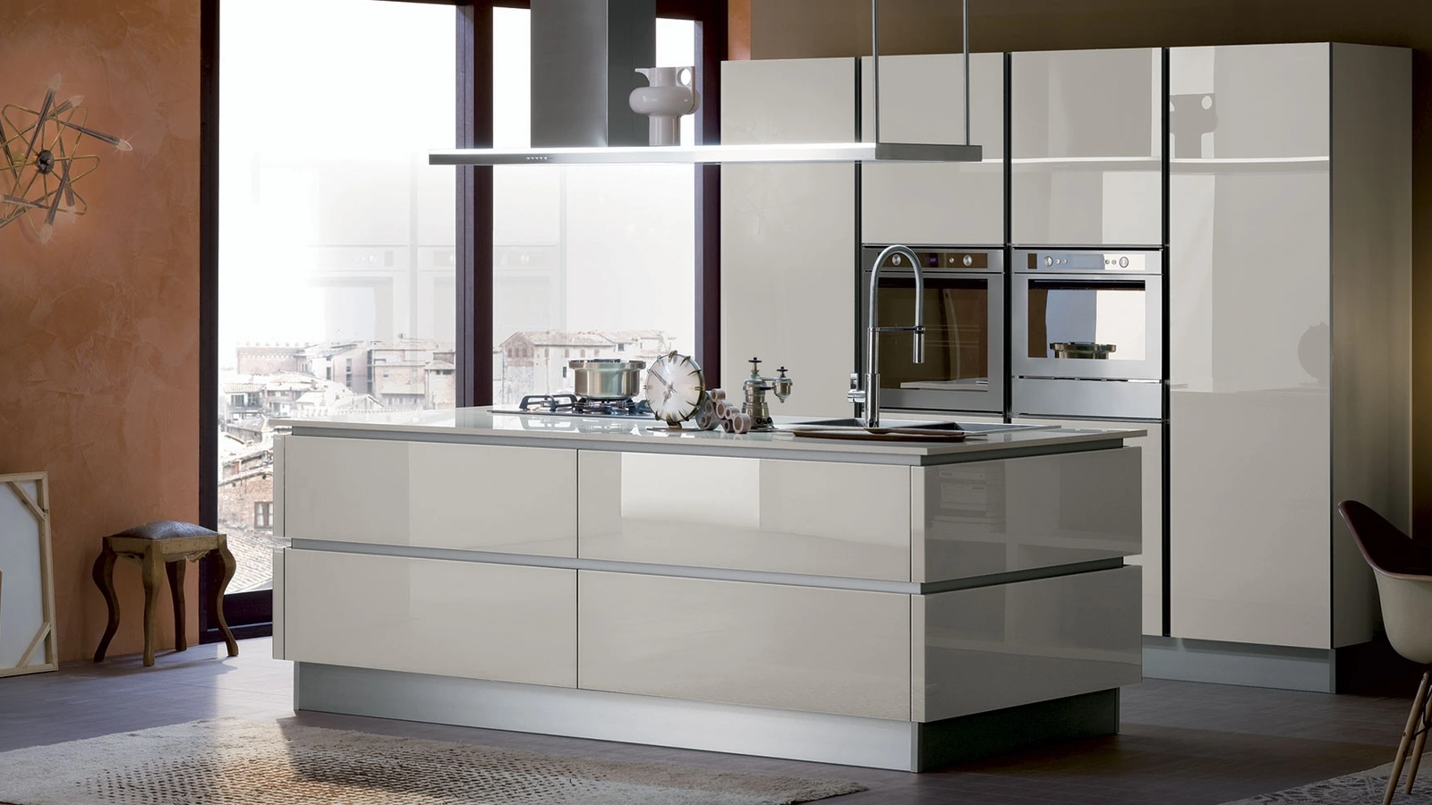 Cucina Moderna con isola Ri-flex 05 in vetro lucido di Veneta Cucine