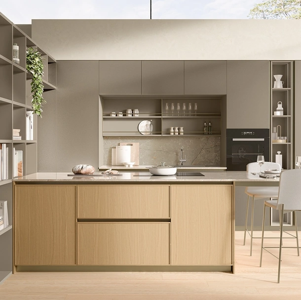 Cucina Moderna con penisola Sakura 06 in vetro opaco Alabastro e Rovere di Veneta Cucine