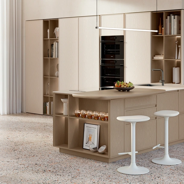 Cucina Moderna con penisola Sakura 19 in Frassino laccato Marrone e Crema di Veneta Cucine