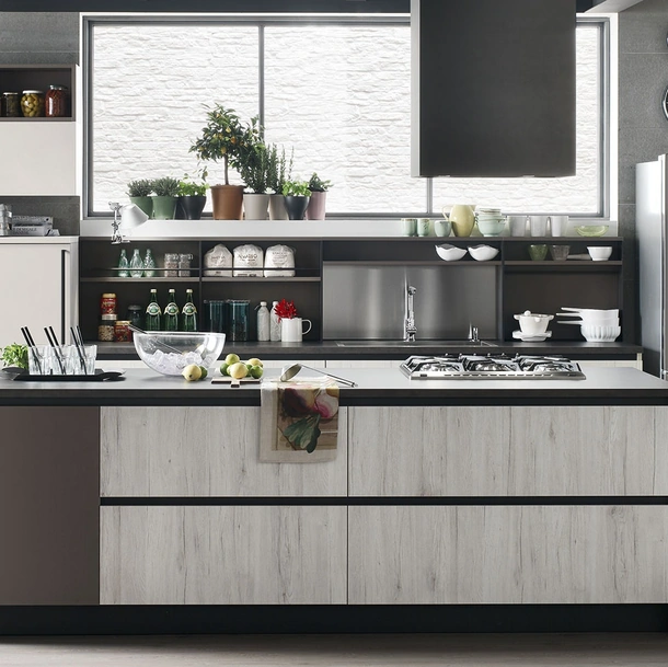 Cucina Moderna Start-Time J 10 con isola in Play Rovere chiaro, Smart Antracite e Colorboard Graffiato chiaro di Veneta Cucine