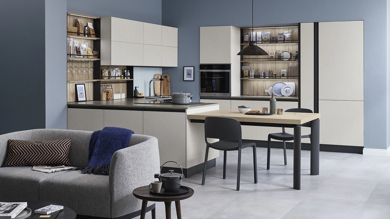 Cucina Moderna Start-Time Presa 07 con penisola in finitura Graffiato chiaro e Play Rovere medio di Veneta Cucine