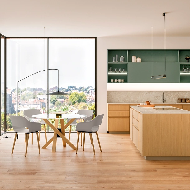 Cucina Moderna con isola Sakura 03 in Rovere Ikebana e laccato Verde Minerva di Veneta Cucine