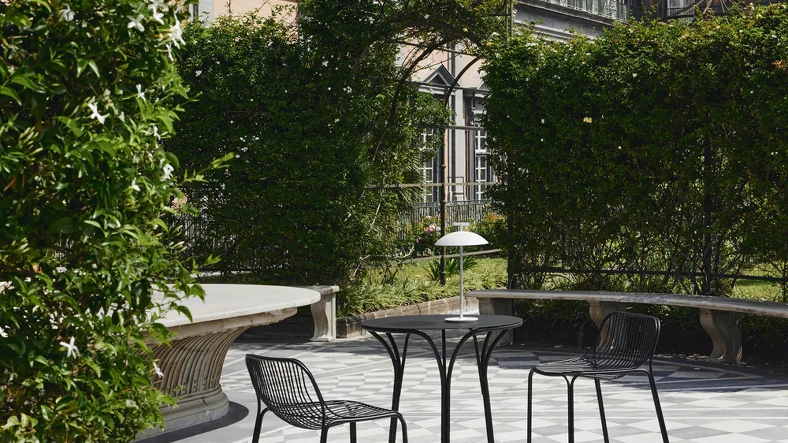 Sgabello e Tavolino in metallo Hiray di Kartell